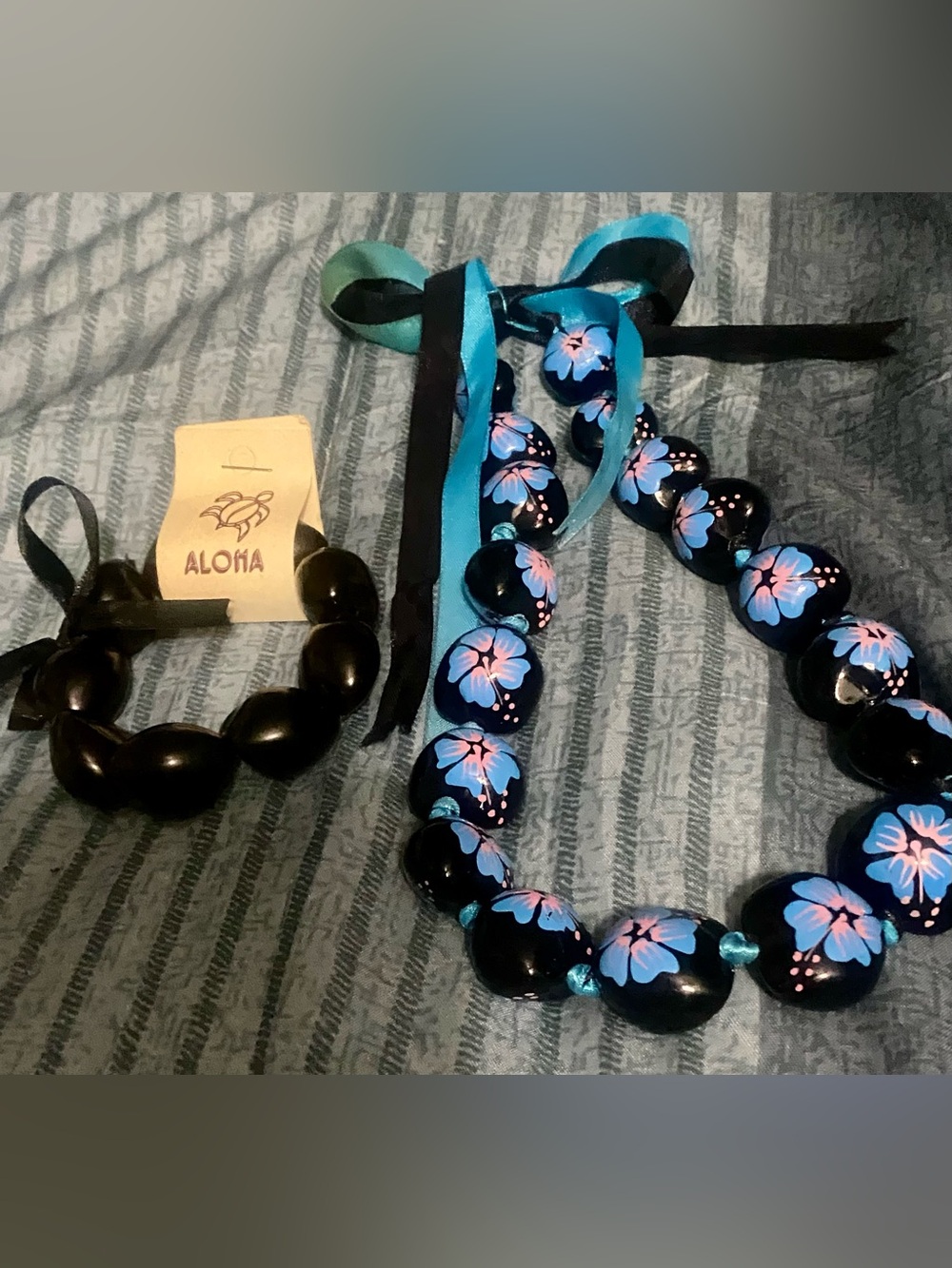 ALOHAS Black Hawaiian Kukui Nut with blue & pink flowers Leis all black wrist